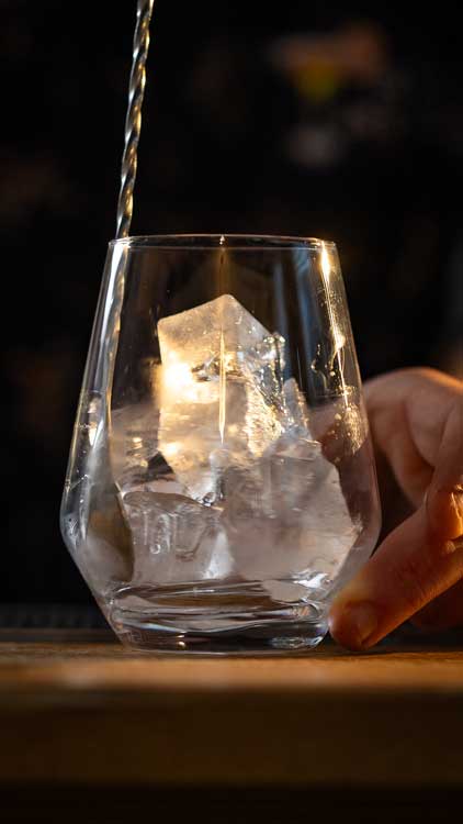 glacons cube dans un verre avec bar spoon comp