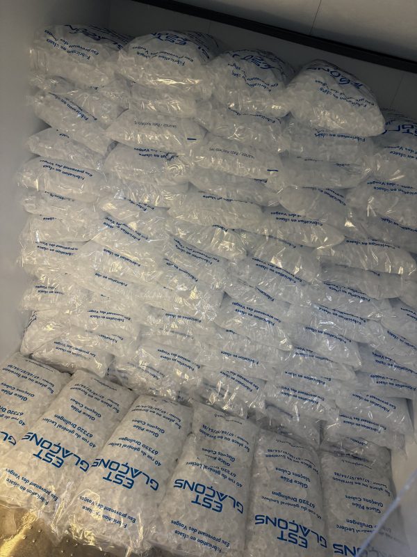 Sacs EST GLAÇONS empilés en stock