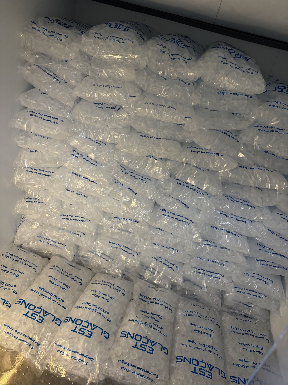 Sacs EST GLAÇONS empilés en stock
