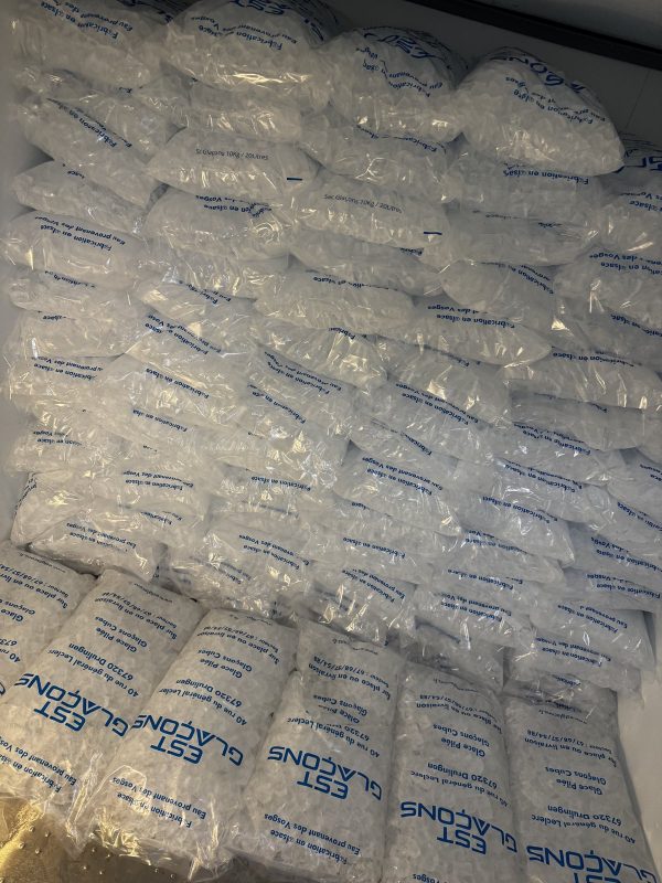 Stock impressionnant de sacs EST GLAÇONS empilés en congélateur professionnel à Drulingen, illustrant la capacité industrielle de production de 1 tonne en haute saison